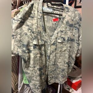 Women’s buttons up short sleeve